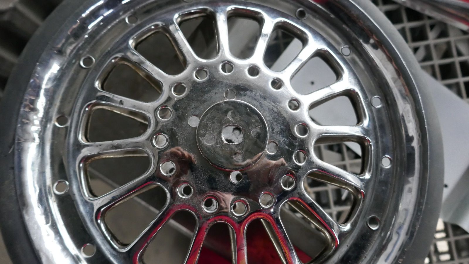 Eine Nahaufnahme von einem Chromrad mit einer roten Felge